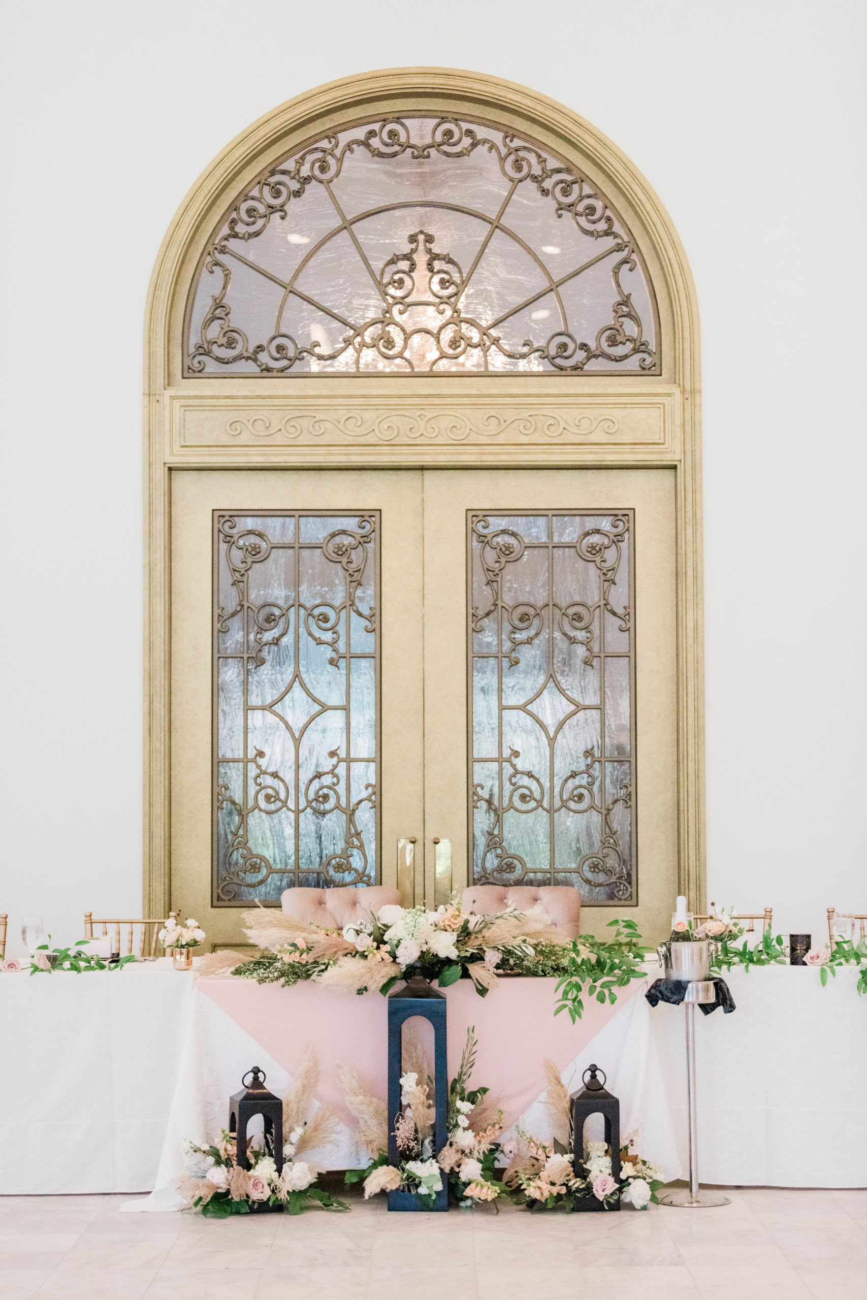 Boise Idaho wedding photographer captured details of wedding reception like a tall gold door
