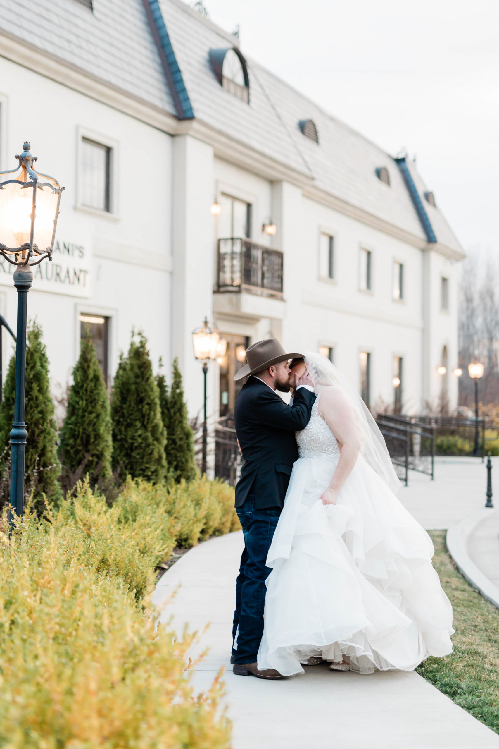 bride adn groom kissing on a oath outside of their wedding venue captured by Boise wedding photographer