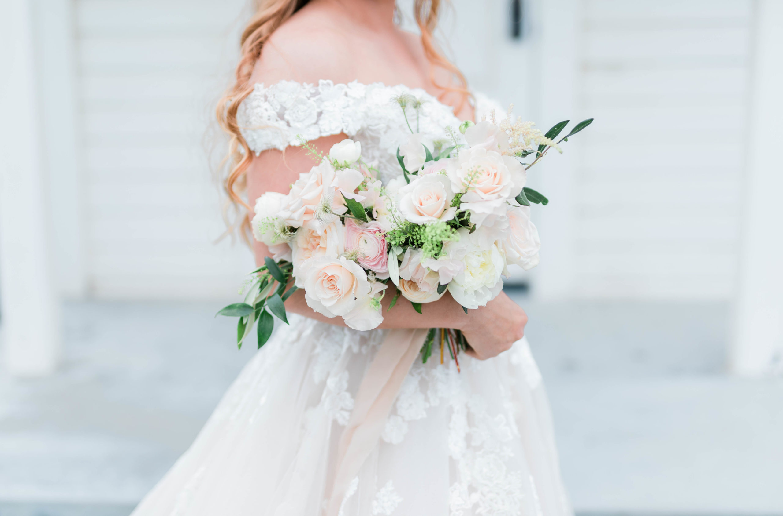 Boise wedding photographer captures bride holding her light pink rose bouquet