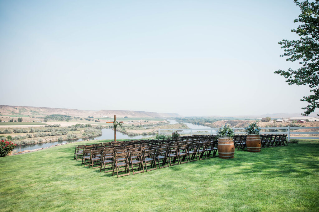 Boise wedding photographers capture outdoor ceremony at Fox Canyon Vineyards