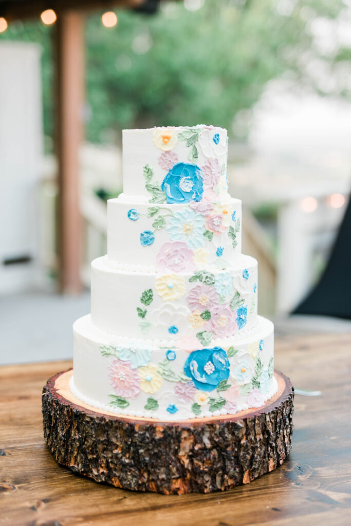 Boise wedding photographer captures wedding cake