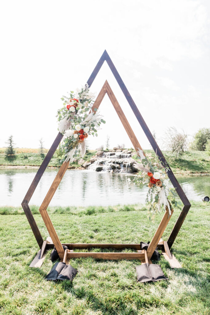 Boise wedding photographer captures wedding alter at outdoor wedding