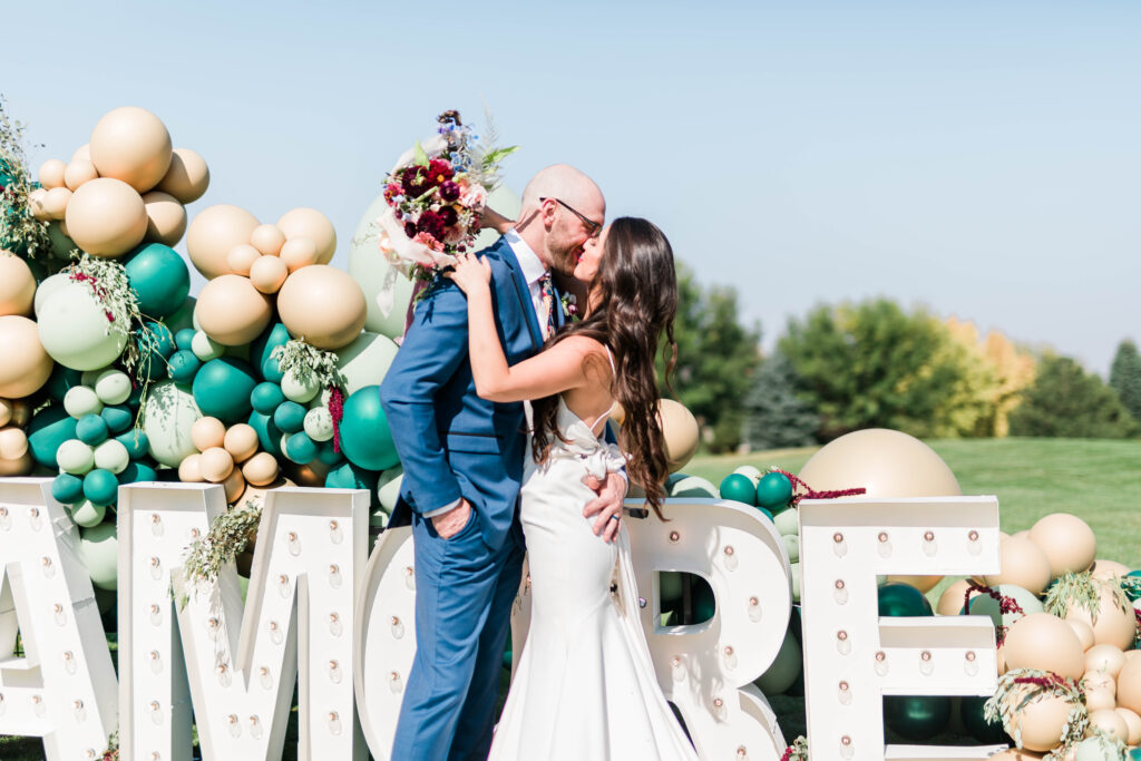 Boise wedding photographer captures couple kissing at balloon display