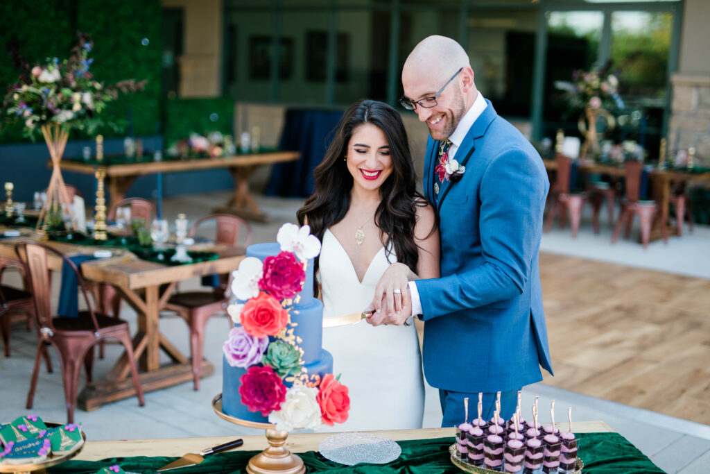 Boise wedding photographer captures couple cutting cake